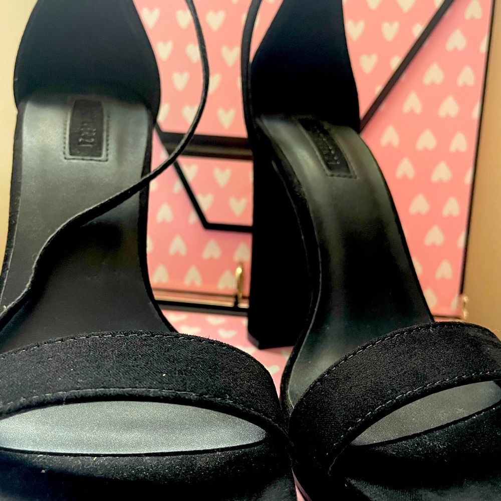Size 7. Brand new. Tag still on it. Never worn.